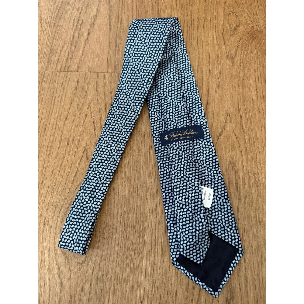 Brooks Brothers Mens Navy Blue Silk Stain Resistant Geometric Necktie Italy NWT